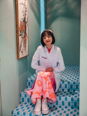 Zoie Tam Instagram - 家姐
人生嘅第一份工
點都要記錄一下
在為民醫館打工 
真係好開心
多謝凌醫師賞識
佢係好人 
對我同阿妹都好好♥️

我好鍾意返工 
可以賺錢買嘢比阿妹 媽媽同爸爸 照顧返佢哋
雖然十號風球 基本上無咩嘢可以阻止我返工 
我仍然會好準時 唔遲到 放工都一樣✌🏻
希望餘生都可以一直喺呢度返工🫶🏻

#穎茵醫館打卡 #俠醫結局篇