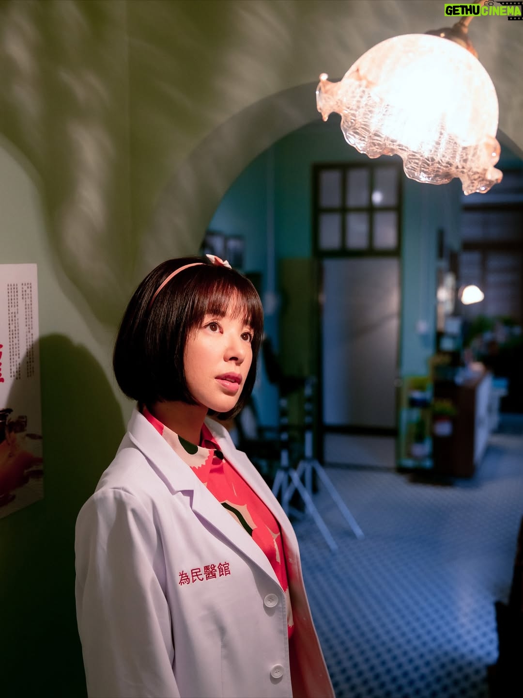 Zoie Tam - 6.8K Likes - 家姐
人生嘅第一份工
點都要記錄一下
在為民醫館打工 
真係好開心
多謝凌醫師賞識
佢係好人 
對我同阿妹都好好♥️

我好鍾意返工 
可以賺錢買嘢比阿妹 媽媽同爸爸 照顧返佢哋
雖然十號風球 基本上無咩嘢可以阻止我返工 
我仍然會好準時 唔遲到 放工都一樣✌🏻
希望餘生都可以一直喺呢度返工🫶🏻

#穎茵醫館打卡 #俠醫結局篇