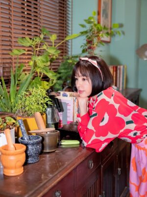 Zoie Tam Instagram - 家姐
人生嘅第一份工
點都要記錄一下
在為民醫館打工 
真係好開心
多謝凌醫師賞識
佢係好人 
對我同阿妹都好好♥️

我好鍾意返工 
可以賺錢買嘢比阿妹 媽媽同爸爸 照顧返佢哋
雖然十號風球 基本上無咩嘢可以阻止我返工 
我仍然會好準時 唔遲到 放工都一樣✌🏻
希望餘生都可以一直喺呢度返工🫶🏻

#穎茵醫館打卡 #俠醫結局篇