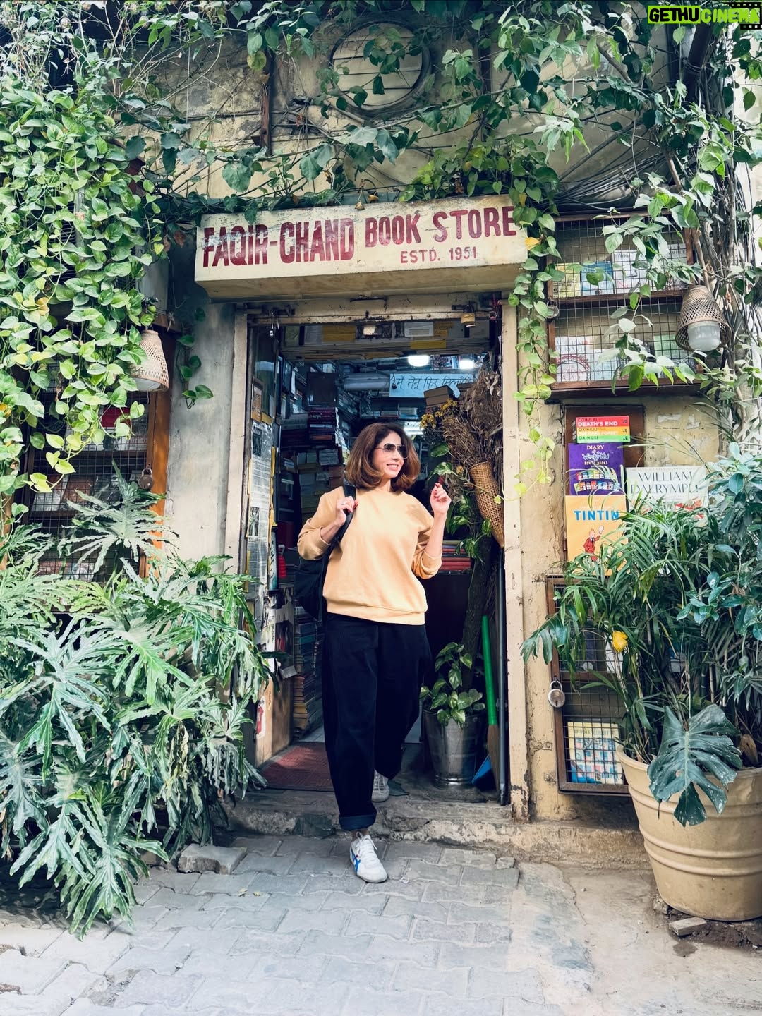 aiana jain - 4.6K Likes - Delhi meri jaan ♥️
An impromptu trip to Delhi was what the Dr ordered . Attended a friend’s 50th Birthday party , caught up with @ishitasudhayashvi in her natural habitat , shopping for interiors this time for her new restaurant @plusnineone_ which is opening soonest and knowing madam it will be good food both for the eyes and the palate , had a great time , we both grabbed a coffee shot for the long day ahead , goofed around taking pictures (which was so much fun ) and promise to meet more often later I set to meet mere do pyare dost actually make it 3 , @tapushi jo dikhti hai sweet type ki but hai poori warrior type i am so so proud of this girl  besides being beaut beautiful inside out ♥️ and @daizytanwar who tells stories like no one else with her tadka and so much much fun and 3rd one , we just made him take the pictures I came back to realise that all I did was @nisharahmed_ iska number de do uska de and humari photo le lo please …. Of course I went to favourite Khan Market and checked out @poojarc ‘s @shopnimai which has the most exquisite curation of jewellery like for real , you can thank me for the recommendation later !
PS :  I couldn’t get enough of how beautiful moon was !!
I hardly have winter clothes so I made a quick trip to my favourite store bought the most gorgeous pIr of pants that I wore everywhere I went there . Let me know if you’d like details .
.
.
.
.
#aianaj #aianajindelhi #delhidia, aianajloves , aianjstyles