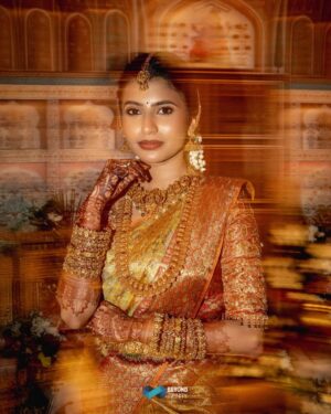 dharshini sudhakar Instagram - To the beginning of our forever ❤️🪬…
📸 @beyondinfinitymedia
MUA @vaishuzmakeover
Mehendi @san_mehendi_nails_artistry
Bangles @banglesofkraftiverse
Saree @prakash_silks_and_sarees
Blouse @yanni_sofias_the_designer
Hipbelt @vilvajewels
#wedding #tamil #fyp
