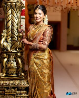 dharshini sudhakar Instagram - To the beginning of our forever ❤️🪬…
📸 @beyondinfinitymedia
MUA @vaishuzmakeover
Mehendi @san_mehendi_nails_artistry
Bangles @banglesofkraftiverse
Saree @prakash_silks_and_sarees
Blouse @yanni_sofias_the_designer
Hipbelt @vilvajewels
#wedding #tamil #fyp