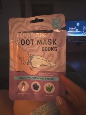 İdil Sivritepe Instagram - Ayağıma foot mask yapıp üzerinde yazan exfoliating yazısını görmediğim bir ay oldu. Çorapla gezdim hep. Söyleyeceklerim bu kadar. 🤌🏻🧿 #reklam