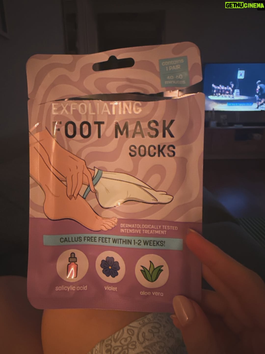 İdil Sivritepe - 2K Likes - Ayağıma foot mask yapıp üzerinde yazan exfoliating yazısını görmediğim bir ay oldu. Çorapla gezdim hep. Söyleyeceklerim bu kadar. 🤌🏻🧿 #reklam