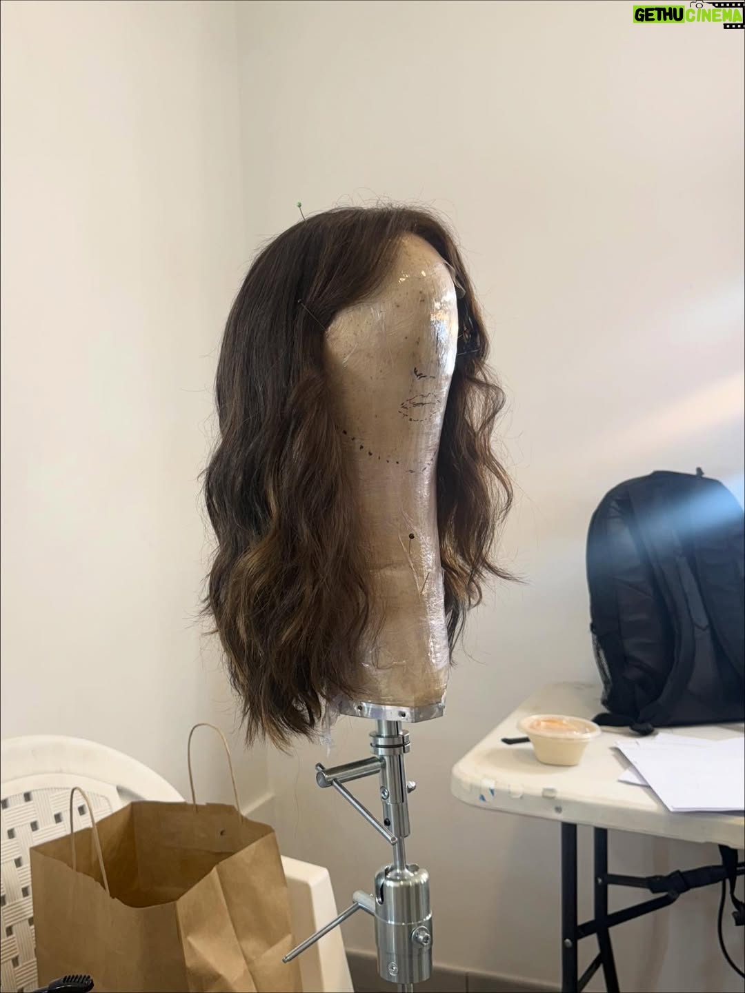eleonora d'alessandro - 5.9K Likes - Immagini random per Ripercorrere con voi questi 10 giorni di lavoro ad #Ischia 🎬
•
Non voglio focalizzarmi sul film internazionale che ho girato, anche se è stato senza dubbio il set più improntante all’interno del quale ho avuto la fortuna di lavorare in questi 13 anni di carriera. Ma piuttosto voglio condividere con voi il significato di questa esperienza per me: questo incarico è stato la risposta a ogni mio desiderio espresso tramite la legge di attrazione negli ultimi mesi, che come vi avevo accennato non sono stati proprio una passeggiata… questo incarico è stata la risposta ad un bisogno viscerale, una cura al mio dolore silenzioso, una botta alla mia autostima, una luce in fondo ad una strada in cui mi ero persa. Nel mio ultimo giorno qui, realizzo che mi sento così felice e grata da non riuscire a trattenere più le emozioni🥹… semplicemente GRAZIE a chi mi ha creduto in me e mi ha dato l’opportunità di vivere un sogno ad occhi aperti, e grazie alle persone meravigliose che ho avuto la fortuna di conoscere in questi giorni e che hanno reso questa esperienza indimenticabile. Porto nel cuore ogni singolo ricordo, ogni singolo abbraccio, ogni singola parola ascoltata, ogni singolo gesto condiviso. SONO FORTUNATA ED INFINITAMENTE GRATA ALLA VITA perché ho capito che è vero che non sempre nel nostro percorso ciò che diamo è uguale a ciò che riceviamo… Ma se diamo ciò che siamo, al mondo, incondizionatamente, un giorno la vita ci restituirà ciò che meritiamo.❤️
•
#GRATEFUL #onset 🎬🙏