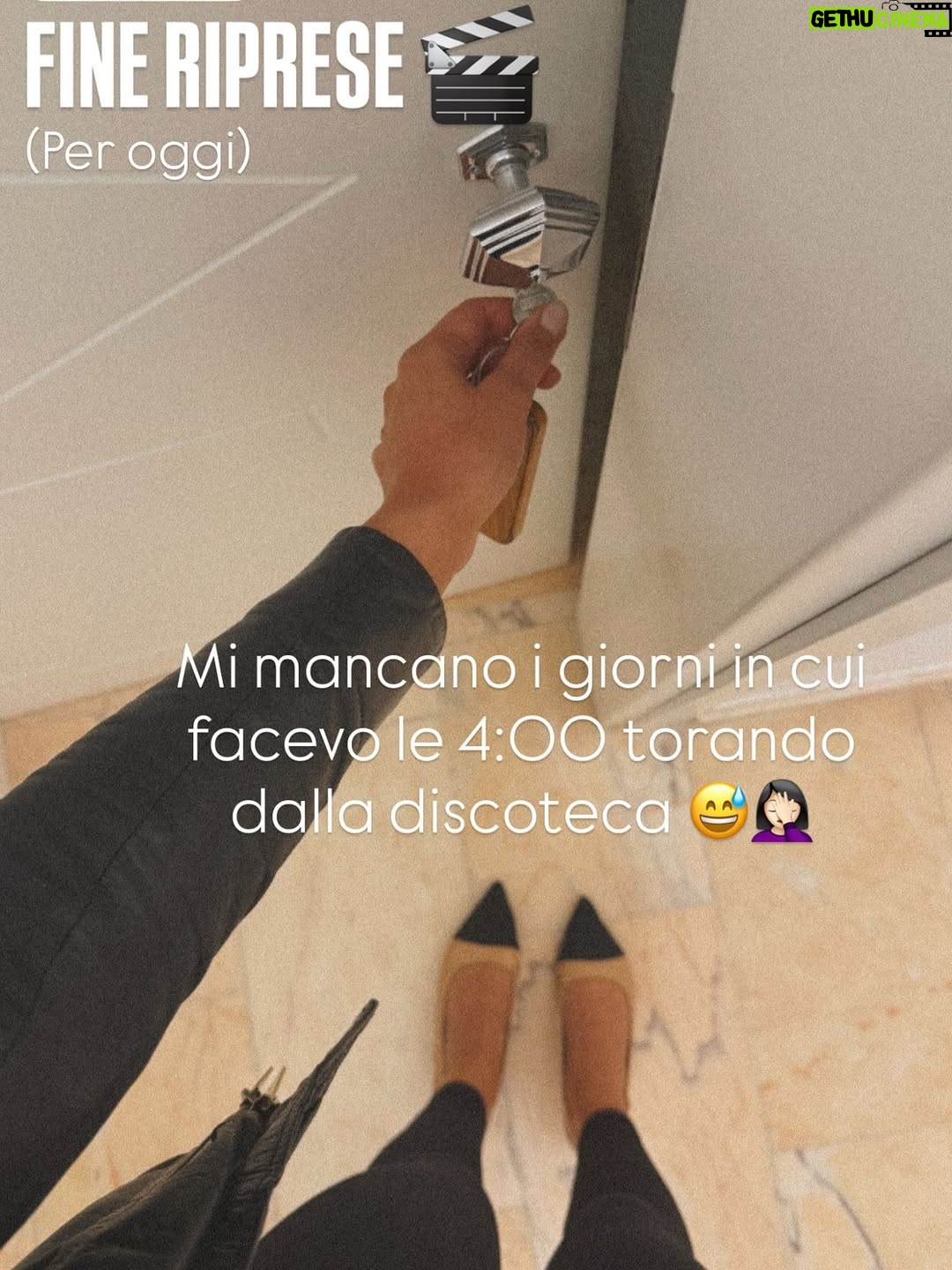eleonora d'alessandro - 5.9K Likes - Immagini random per Ripercorrere con voi questi 10 giorni di lavoro ad #Ischia 🎬
•
Non voglio focalizzarmi sul film internazionale che ho girato, anche se è stato senza dubbio il set più improntante all’interno del quale ho avuto la fortuna di lavorare in questi 13 anni di carriera. Ma piuttosto voglio condividere con voi il significato di questa esperienza per me: questo incarico è stato la risposta a ogni mio desiderio espresso tramite la legge di attrazione negli ultimi mesi, che come vi avevo accennato non sono stati proprio una passeggiata… questo incarico è stata la risposta ad un bisogno viscerale, una cura al mio dolore silenzioso, una botta alla mia autostima, una luce in fondo ad una strada in cui mi ero persa. Nel mio ultimo giorno qui, realizzo che mi sento così felice e grata da non riuscire a trattenere più le emozioni🥹… semplicemente GRAZIE a chi mi ha creduto in me e mi ha dato l’opportunità di vivere un sogno ad occhi aperti, e grazie alle persone meravigliose che ho avuto la fortuna di conoscere in questi giorni e che hanno reso questa esperienza indimenticabile. Porto nel cuore ogni singolo ricordo, ogni singolo abbraccio, ogni singola parola ascoltata, ogni singolo gesto condiviso. SONO FORTUNATA ED INFINITAMENTE GRATA ALLA VITA perché ho capito che è vero che non sempre nel nostro percorso ciò che diamo è uguale a ciò che riceviamo… Ma se diamo ciò che siamo, al mondo, incondizionatamente, un giorno la vita ci restituirà ciò che meritiamo.❤️
•
#GRATEFUL #onset 🎬🙏