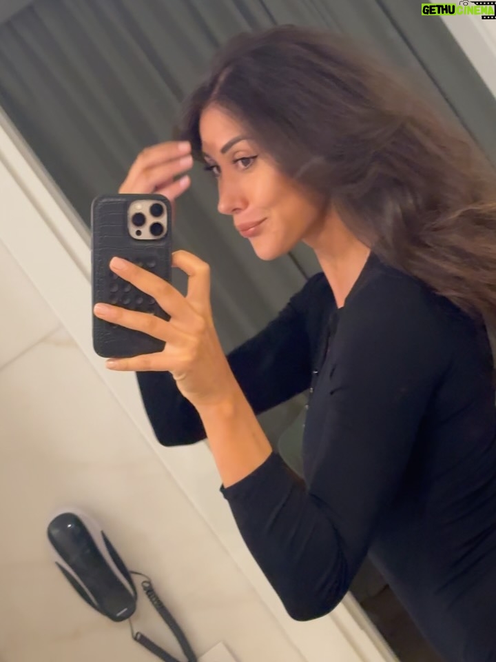 eleonora d'alessandro - 5.9K Likes - Immagini random per Ripercorrere con voi questi 10 giorni di lavoro ad #Ischia 🎬
•
Non voglio focalizzarmi sul film internazionale che ho girato, anche se è stato senza dubbio il set più improntante all’interno del quale ho avuto la fortuna di lavorare in questi 13 anni di carriera. Ma piuttosto voglio condividere con voi il significato di questa esperienza per me: questo incarico è stato la risposta a ogni mio desiderio espresso tramite la legge di attrazione negli ultimi mesi, che come vi avevo accennato non sono stati proprio una passeggiata… questo incarico è stata la risposta ad un bisogno viscerale, una cura al mio dolore silenzioso, una botta alla mia autostima, una luce in fondo ad una strada in cui mi ero persa. Nel mio ultimo giorno qui, realizzo che mi sento così felice e grata da non riuscire a trattenere più le emozioni🥹… semplicemente GRAZIE a chi mi ha creduto in me e mi ha dato l’opportunità di vivere un sogno ad occhi aperti, e grazie alle persone meravigliose che ho avuto la fortuna di conoscere in questi giorni e che hanno reso questa esperienza indimenticabile. Porto nel cuore ogni singolo ricordo, ogni singolo abbraccio, ogni singola parola ascoltata, ogni singolo gesto condiviso. SONO FORTUNATA ED INFINITAMENTE GRATA ALLA VITA perché ho capito che è vero che non sempre nel nostro percorso ciò che diamo è uguale a ciò che riceviamo… Ma se diamo ciò che siamo, al mondo, incondizionatamente, un giorno la vita ci restituirà ciò che meritiamo.❤️
•
#GRATEFUL #onset 🎬🙏