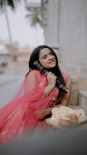 Aaradhya Chandra Instagram - Wishing you all happy makara Sankranti ✨🌾
Golden vibes and festive smiles 🌞
Tradition shining in every frame
Joy in the air, warmth in the heart
 🌾✨
.
.
Shot by @the_charan_cine 

Inframe 👉@aaradhya.n.chandra