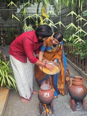 Aarthi Mohan Instagram - சகல செல்வங்களும் நிறைந்து பெருகி, தைத்திருநாள் ஆன இன்று, உங்கள் அனைவரது இல்லங்களிலும் மகிழ்ச்சி பொங்கட்டும் செல்வங்கள் நிறையட்டும் ✨️ 

பொங்கலோ பொங்கல்.. பொங்கலோ பொங்கல்!!! 

May this festival of Pongal convey the gratitude, celebrate prosperity and unity ✨️ 
.
.
.
#pongal2026 #harvestfestival #tamilculture #togetherasfamily #roots