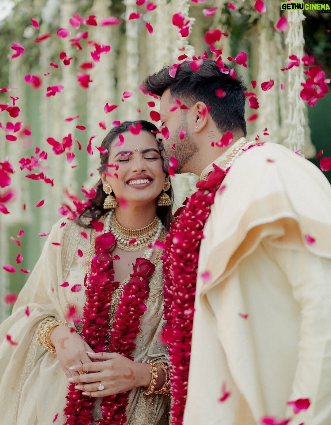 Aashna Hegde - 833.8K Likes - when two states meet, you get to have two weddings!

We wanted our families & friends to experience both of our cultures so we started our day early morning, with the South Indian wedding & it was PERFECT! 🤍

Aashna’s Saree: Custom @jigarmaliofficial 
Jewels: @sonisapphire
Heels: @aprajitatoorofficial
Styled by: @dollaypop 
Asst: @naishasinghvi 
Makeup, Hair & Draping: @shradhaluthra 
Photography: @fourfoldpictures 
Planner: @ferriswheeldiaries 
Decor Design & Execution: @dbspaces
Bar Experience: @delicocktailhouse