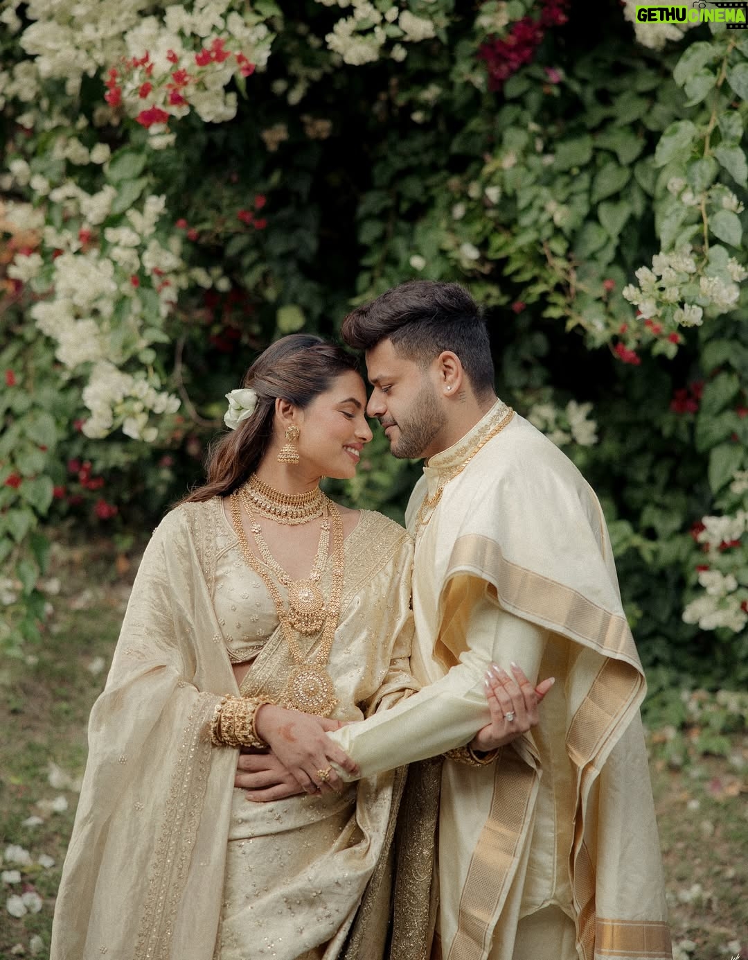 Aashna Hegde - 833.8K Likes - when two states meet, you get to have two weddings!

We wanted our families & friends to experience both of our cultures so we started our day early morning, with the South Indian wedding & it was PERFECT! 🤍

Aashna’s Saree: Custom @jigarmaliofficial 
Jewels: @sonisapphire
Heels: @aprajitatoorofficial
Styled by: @dollaypop 
Asst: @naishasinghvi 
Makeup, Hair & Draping: @shradhaluthra 
Photography: @fourfoldpictures 
Planner: @ferriswheeldiaries 
Decor Design & Execution: @dbspaces
Bar Experience: @delicocktailhouse