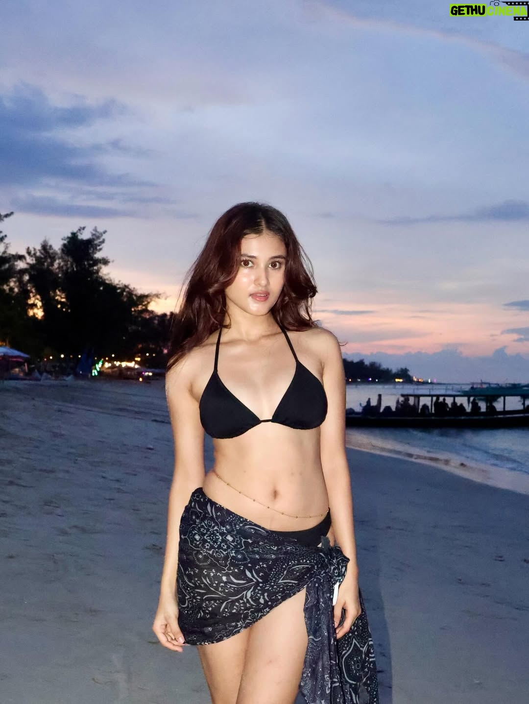 Aayushi Verma - 276.1K Likes - Instagram vs reality