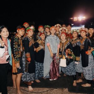 Abao Instagram - 2025世界原住民族傳統運動會開幕演出

感謝邀請 這一天地球是原的🌏
祝福來自十個國家的原民運動員
在台灣都有美好的回憶.

Thanks for having us .
wishing all the indigenous athletes from 10 countries an amazing time in Taiwan!

♪───🎤演出團隊───♪

ABAO
Arase阿拉斯 @araseparele 
R.fu  @rfulahan 
Kivi @kivi_pasulivai
曾妮  @mani.kisausau 
Makav真愛  @makavvvv 

♪───🤝工作團隊───♪
造型 ｜  @chihchianglin （ABAO）
FOH 音控｜劉詩偉 @treemen68
妝髮｜@remix.resresma
藝人協力｜謝翱 
📸 ｜@remix_photography（Jimmy） 

#Worldindigenoustraditionalgames