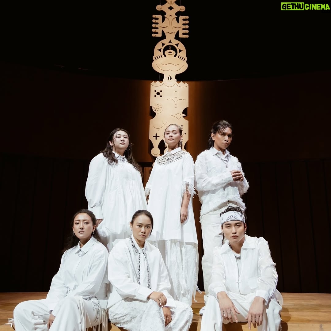 Abao - 3.5K Likes - 2026.1.1 謝謝給約都有來的你們❤️

新年第一唱回歸最純粹的樣子
這是一套重新製作構思的演出
因應場地的特性我們重新編曲30首歌曲
從母語、台語、英語、華語唱到西班牙語

在這個很難達到共識的時代
在今天兩個小時音樂裡面
彼此聆聽呼喊合唱流淚
用音樂安撫彼此心的共鳴
感謝你們的來
感謝你們的聽
希望新的一年有帶給你們更多力量
如同你們給我們的一樣

謝謝衛武營夥伴的邀請
新年快樂愛大家❤️
我們是阿爆& Team Nanguaq

✨✨✨✨

ABAO阿爆《Nanguaq美好之音》
衛武營音樂廳新年音樂會製作團隊

製作人｜ ABAO 阿爆（阿仍仍）
音樂總監｜ Musa 明馬丁
編曲｜ Musa 明馬丁、葉俊麟、Ukusane 杜志豪
鋼琴｜ Musa 明馬丁
大提琴、打擊樂、貝斯｜葉俊麟
吉他｜ Ukusane 杜志豪
吟唱歌隊｜ Arase 阿拉斯、Kivi、Dremedreman 曾妮、Makav 真愛、R.fu
MC 饒舌｜ R.fu

執行導演|鄭芝羽 Geegee CHENG
執行製作|黃彤 Tracy WONG

音場設計、現場混音｜劉詩偉
音響器材統籌｜劉詩偉、陳宇謙
音響硬體|埔頂音響
音響技術人員|陳宇謙、劉譽杰、邵柯翰、杜知穎

舞台監督｜黃彥勳
舞監助理｜洪宗宏 
燈光設計｜蔡政霖、黃彥勳
燈光技術指導 | 秉冠有限公司
道具製作 | 山峸製作設計有限公司
舞台技術指導 | 吳昱穎

造型設計｜Joey Lin
藝人協力｜謝翱
妝髮｜ResRes Ma、林孟嫺

幕後花絮｜Navi Matulaian
平面攝影｜黃昱評(芮米斯影像製作)

動態影像導演｜張家豪
攝影|廖宗煒、劉時宏、謝禎育
製片|洪子薇

繪圖藝術｜Reretan Pavavaljung
周邊販售｜李悌琴

製作單位｜那屋瓦文化有限公司
執行單位｜那屋瓦文化有限公司

📷 @remix_photography