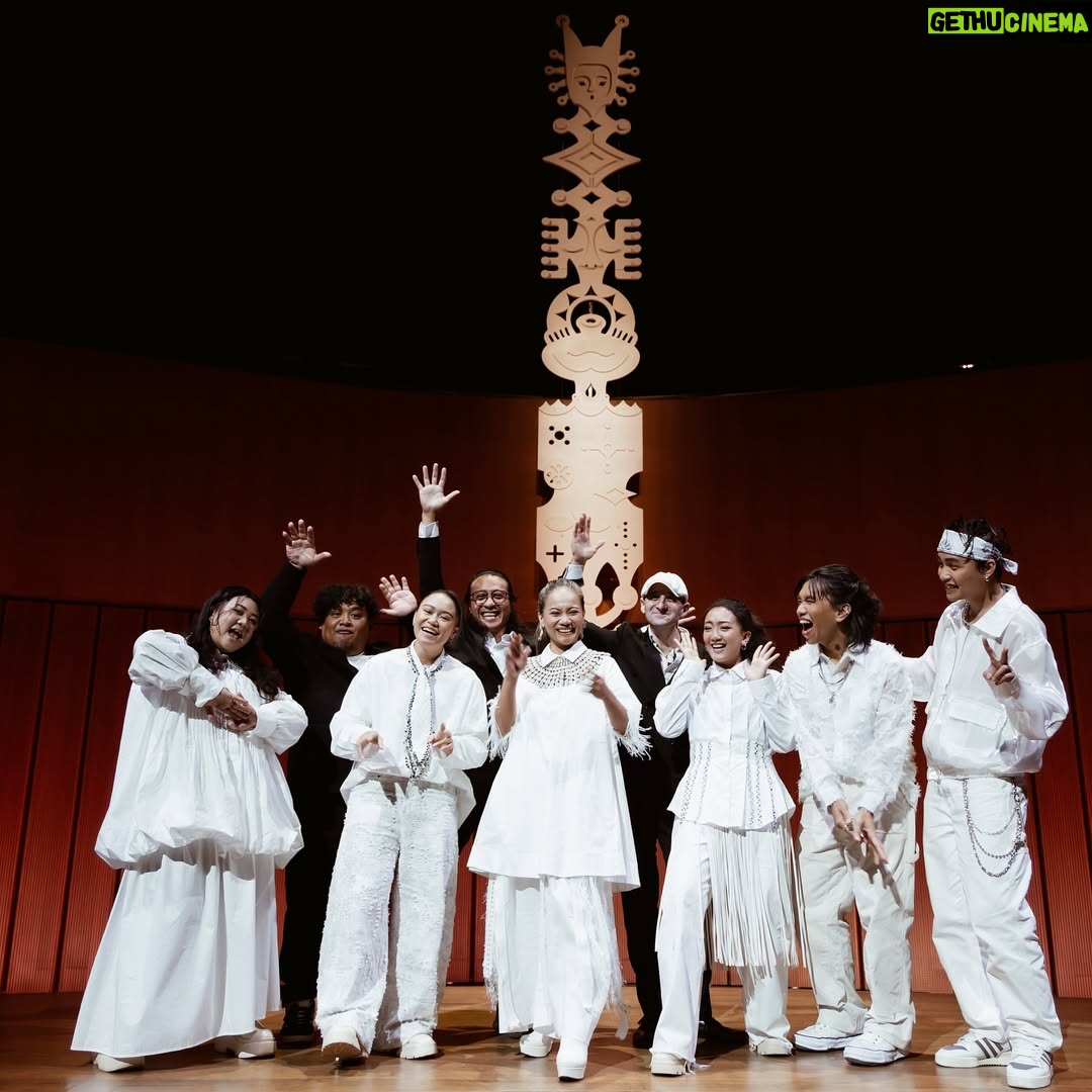 Abao - 3.5K Likes - 2026.1.1 謝謝給約都有來的你們❤️

新年第一唱回歸最純粹的樣子
這是一套重新製作構思的演出
因應場地的特性我們重新編曲30首歌曲
從母語、台語、英語、華語唱到西班牙語

在這個很難達到共識的時代
在今天兩個小時音樂裡面
彼此聆聽呼喊合唱流淚
用音樂安撫彼此心的共鳴
感謝你們的來
感謝你們的聽
希望新的一年有帶給你們更多力量
如同你們給我們的一樣

謝謝衛武營夥伴的邀請
新年快樂愛大家❤️
我們是阿爆& Team Nanguaq

✨✨✨✨

ABAO阿爆《Nanguaq美好之音》
衛武營音樂廳新年音樂會製作團隊

製作人｜ ABAO 阿爆（阿仍仍）
音樂總監｜ Musa 明馬丁
編曲｜ Musa 明馬丁、葉俊麟、Ukusane 杜志豪
鋼琴｜ Musa 明馬丁
大提琴、打擊樂、貝斯｜葉俊麟
吉他｜ Ukusane 杜志豪
吟唱歌隊｜ Arase 阿拉斯、Kivi、Dremedreman 曾妮、Makav 真愛、R.fu
MC 饒舌｜ R.fu

執行導演|鄭芝羽 Geegee CHENG
執行製作|黃彤 Tracy WONG

音場設計、現場混音｜劉詩偉
音響器材統籌｜劉詩偉、陳宇謙
音響硬體|埔頂音響
音響技術人員|陳宇謙、劉譽杰、邵柯翰、杜知穎

舞台監督｜黃彥勳
舞監助理｜洪宗宏 
燈光設計｜蔡政霖、黃彥勳
燈光技術指導 | 秉冠有限公司
道具製作 | 山峸製作設計有限公司
舞台技術指導 | 吳昱穎

造型設計｜Joey Lin
藝人協力｜謝翱
妝髮｜ResRes Ma、林孟嫺

幕後花絮｜Navi Matulaian
平面攝影｜黃昱評(芮米斯影像製作)

動態影像導演｜張家豪
攝影|廖宗煒、劉時宏、謝禎育
製片|洪子薇

繪圖藝術｜Reretan Pavavaljung
周邊販售｜李悌琴

製作單位｜那屋瓦文化有限公司
執行單位｜那屋瓦文化有限公司

📷 @remix_photography