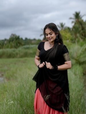 Abhijna Vishwanath Instagram - ಎನ್ನು ಚೆಂದ ಗಿರಿಜಾ ಮೀಸೆ ಮಾವ…..😘😉

#halfsaree #kannadathi💛❤️ #village #oldkannadasongs❤️ #oldkannadasongs #halli #upendra #love #romanace