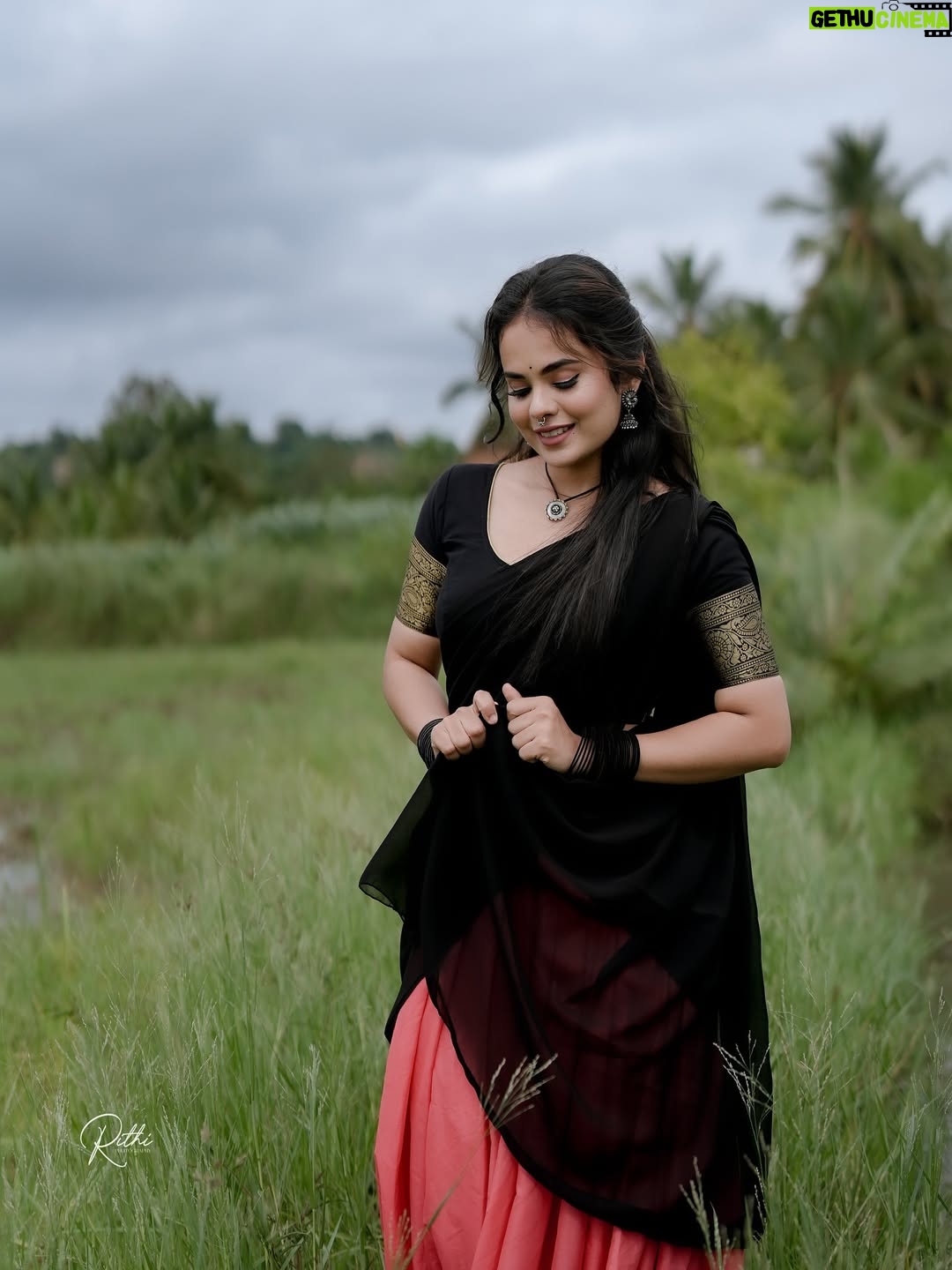 Abhijna Vishwanath - 134.1K Likes - ಎನ್ನು ಚೆಂದ ಗಿರಿಜಾ ಮೀಸೆ ಮಾವ…..😘😉

#halfsaree #kannadathi💛❤️ #village #oldkannadasongs❤️ #oldkannadasongs #halli #upendra #love #romanace