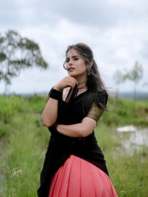 Abhijna Vishwanath Instagram - ಎನ್ನು ಚೆಂದ ಗಿರಿಜಾ ಮೀಸೆ ಮಾವ…..😘😉

#halfsaree #kannadathi💛❤️ #village #oldkannadasongs❤️ #oldkannadasongs #halli #upendra #love #romanace