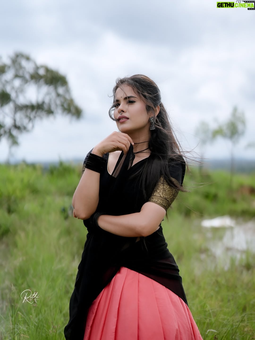 Abhijna Vishwanath - 134.1K Likes - ಎನ್ನು ಚೆಂದ ಗಿರಿಜಾ ಮೀಸೆ ಮಾವ…..😘😉

#halfsaree #kannadathi💛❤️ #village #oldkannadasongs❤️ #oldkannadasongs #halli #upendra #love #romanace