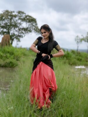 Abhijna Vishwanath Instagram - ಎನ್ನು ಚೆಂದ ಗಿರಿಜಾ ಮೀಸೆ ಮಾವ…..😘😉

#halfsaree #kannadathi💛❤️ #village #oldkannadasongs❤️ #oldkannadasongs #halli #upendra #love #romanace