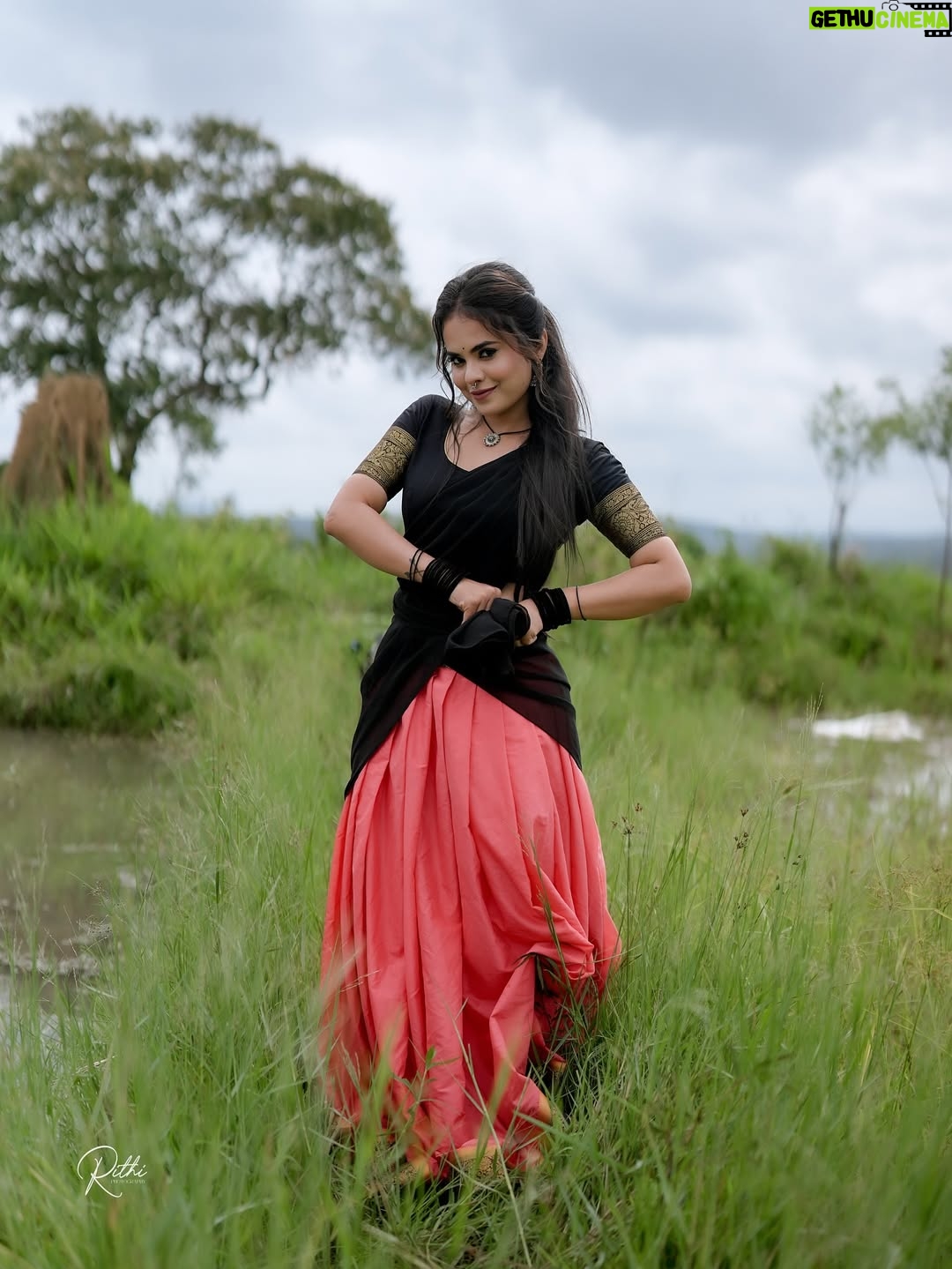 Abhijna Vishwanath - 134.1K Likes - ಎನ್ನು ಚೆಂದ ಗಿರಿಜಾ ಮೀಸೆ ಮಾವ…..😘😉

#halfsaree #kannadathi💛❤️ #village #oldkannadasongs❤️ #oldkannadasongs #halli #upendra #love #romanace
