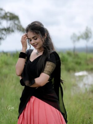 Abhijna Vishwanath Instagram - ಎನ್ನು ಚೆಂದ ಗಿರಿಜಾ ಮೀಸೆ ಮಾವ…..😘😉

#halfsaree #kannadathi💛❤️ #village #oldkannadasongs❤️ #oldkannadasongs #halli #upendra #love #romanace