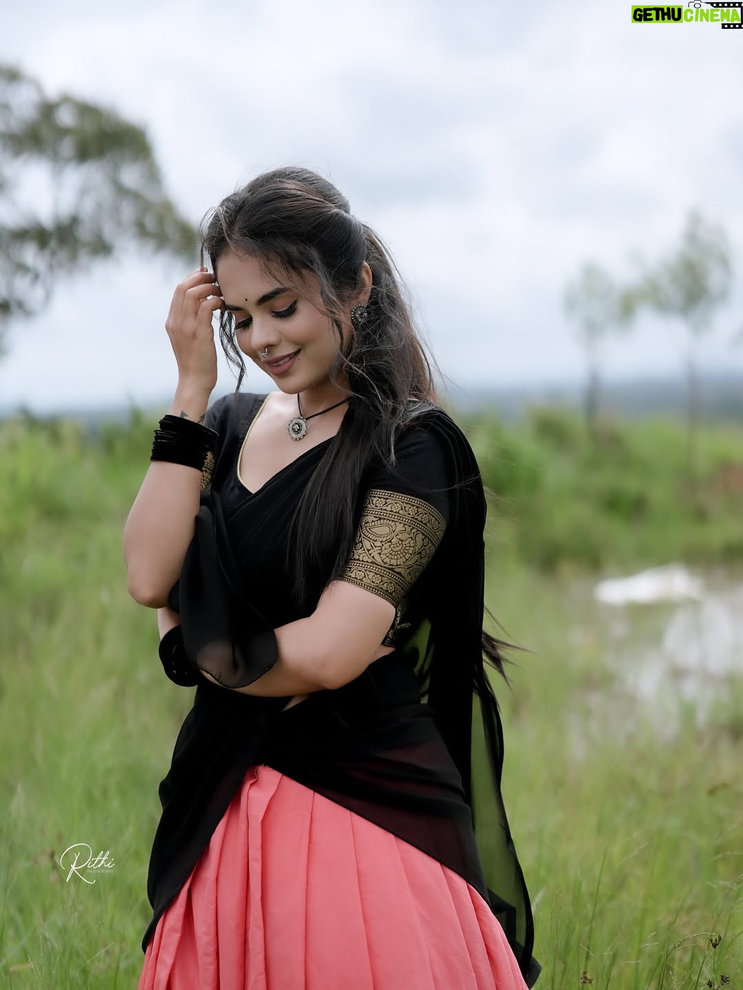 Abhijna Vishwanath - 134.1K Likes - ಎನ್ನು ಚೆಂದ ಗಿರಿಜಾ ಮೀಸೆ ಮಾವ…..😘😉

#halfsaree #kannadathi💛❤️ #village #oldkannadasongs❤️ #oldkannadasongs #halli #upendra #love #romanace