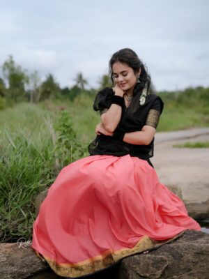 Abhijna Vishwanath Instagram - ಎನ್ನು ಚೆಂದ ಗಿರಿಜಾ ಮೀಸೆ ಮಾವ…..😘😉

#halfsaree #kannadathi💛❤️ #village #oldkannadasongs❤️ #oldkannadasongs #halli #upendra #love #romanace