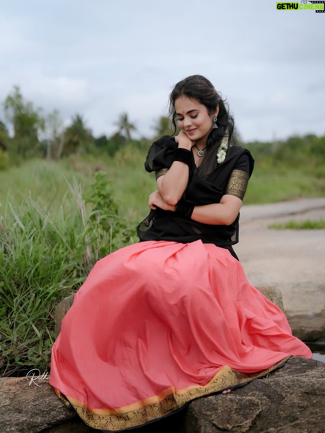 Abhijna Vishwanath - 134.1K Likes - ಎನ್ನು ಚೆಂದ ಗಿರಿಜಾ ಮೀಸೆ ಮಾವ…..😘😉

#halfsaree #kannadathi💛❤️ #village #oldkannadasongs❤️ #oldkannadasongs #halli #upendra #love #romanace
