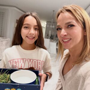 Adamari López Instagram - Día de Reyes ¿cómo la pasaron mi gente linda? Nosotras hicimos anoche nuestra tradición para recibir hoy a los #RetesMagos ¡Amo compartir estos momentos con mi princesa @alaia !