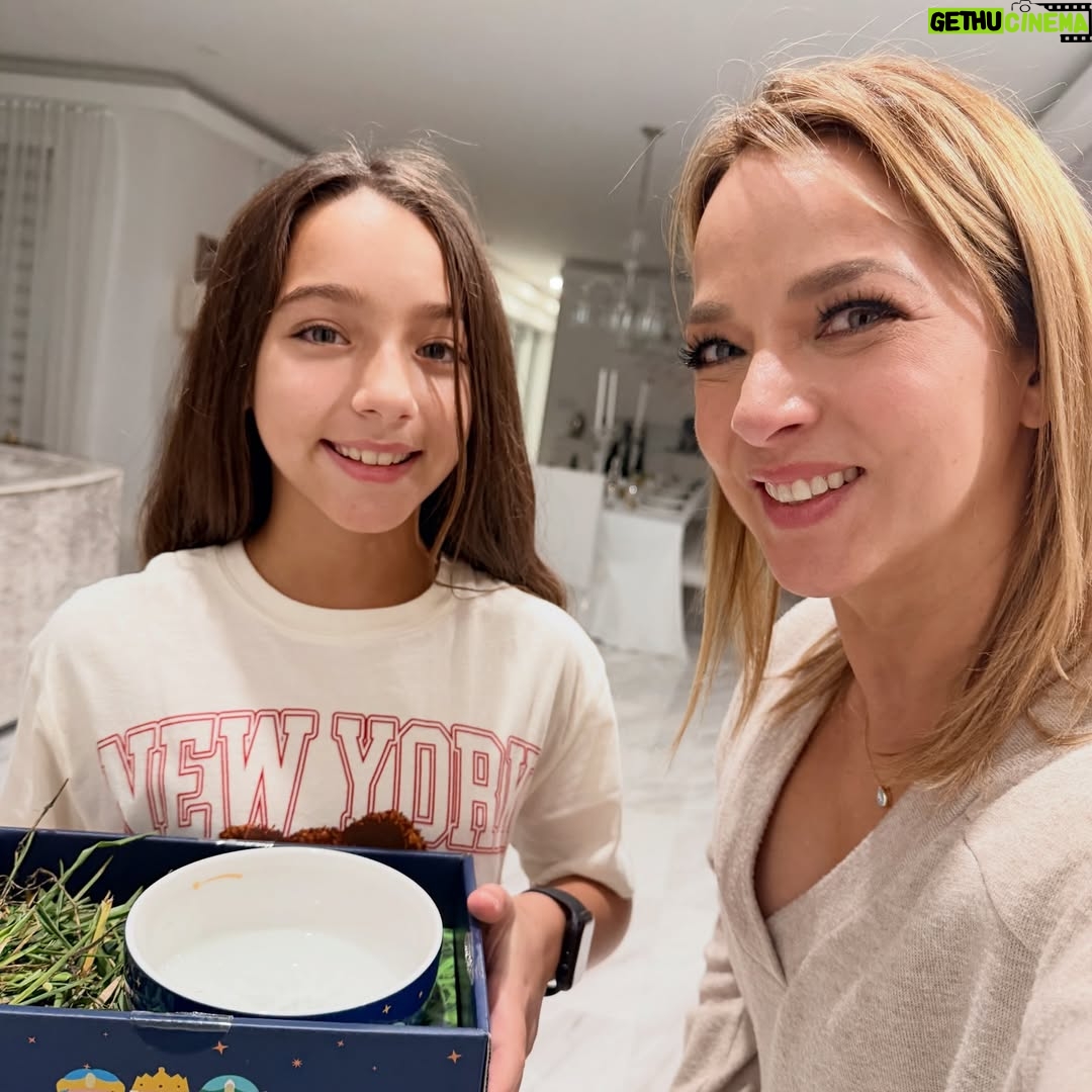 Adamari López - 8.5K Likes - Día de Reyes ¿cómo la pasaron mi gente linda? Nosotras hicimos anoche nuestra tradición para recibir hoy a los #RetesMagos ¡Amo compartir estos momentos con mi princesa @alaia !