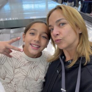 Adamari López Instagram - Ya de regreso a casa! Mi gente linda tengo tanto que contarles 💕🥰 voy a armarles un recap del viaje para que vivan conmigo los@lugares que visitamos y conocimos! Además de algunos tips que compartió conmigo @mochileandopr que hizo que nuestros días rindieran mas con todas sus recomendaciones
Quería preguntarles, ¿prefieren carrusel o un video explicándoles todo?