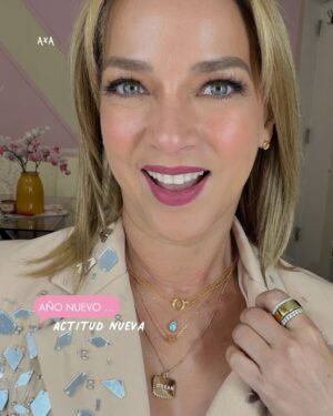 Adamari López Instagram - Arrancamos el año con 50% OFF en piezas seleccionadas! ✨
💎 Aretes Alaïa
💖 Collar Alma
El momento perfecto para comenzar el 2026 brillando como te lo mereces ✨🥳
¿Cuál prefieres? Dorado o plateado 🥰
🛍️ Ordena aquí:
👉 www.adamarilopez.net