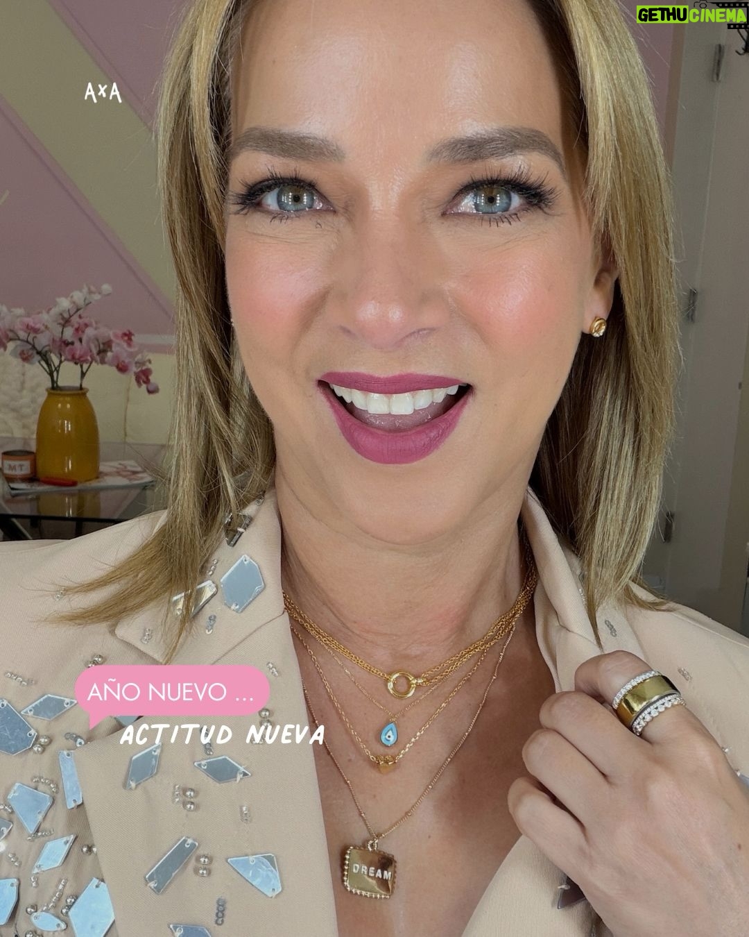 Adamari López - 1.1K Likes - Arrancamos el año con 50% OFF en piezas seleccionadas! ✨

💎 Aretes Alaïa
💖 Collar Alma

El momento perfecto para comenzar el 2026 brillando como te lo mereces ✨🥳

¿Cuál prefieres? Dorado o plateado 🥰

🛍️ Ordena aquí: 
👉 www.adamarilopez.net