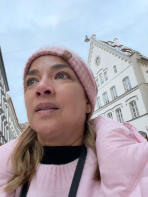 Adamari López Instagram - Día 1 de viaje por #Alemania deslicen para que conozcan con nosotras 💕 ¿qué les gustaría ver del viaje?
