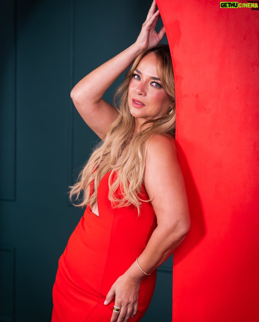 Adamari López - 26.3K Likes - Año Nuevo y quiero agradecerle a Dios todas las bendiciones que he recibido durante todo el 2025. Gracias por guiarme, tomarme de la mano y darme sabiduría para tomar decisiones. 

Agradezco la salud, el maravilloso trabajo que tengo y que disfruto tanto, a mis jefes como mis compañer@s con quienes me divierto tanto. A mis hermanos que son mi pilar,  a mi familia y amigo@s que son como familia y con las que comparto momentos hermosos 🤍 ¡les amo mucho! 

A ustedes mis seguidores, muchísimas gracias por su apoyo constante y por regalarme sus comentarios y likes 😉 Ustedes son muy importante para mí GRACIAS 🙏🏻 

Gracias @alaia por contagiarme con tu alegría, tu nobleza, por llenar mi vida de sonrisas y propósitos, gracias por permitirme acompañarte y disfrutar contigo tus días que hacen los míos más brillantes. Soy bendecida de tener la mejor compañera de vida, de viajes, de aventuras… gracias por tu madurez y por tu hermoso corazón 💕 Te Amo más de lo que puedas sentir o comprender. Recuerda que estaré siempre para ti y que verte feliz es mi mayor alegría.

¡Que Dios nos regale mucha salud y bendiciones en este 2026!

Mis mejores deseos para ustedes en este año nuevo 

📸 @habiaunavezunafoto