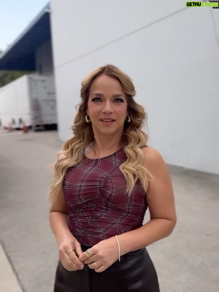 Adamari López - 10.3K Likes - De vuelta en @desiguales.tv amando mis #ootd . Así va la semana 

1, 2 o 3 ¿cuál les gusta más hasta ahora? 

#Stylist @palomaduluc 
#Makeup @glorypenatemakeup 
#Hair @ashleystyle.18 
#👠 @flordemariafashion @flordemariacollection