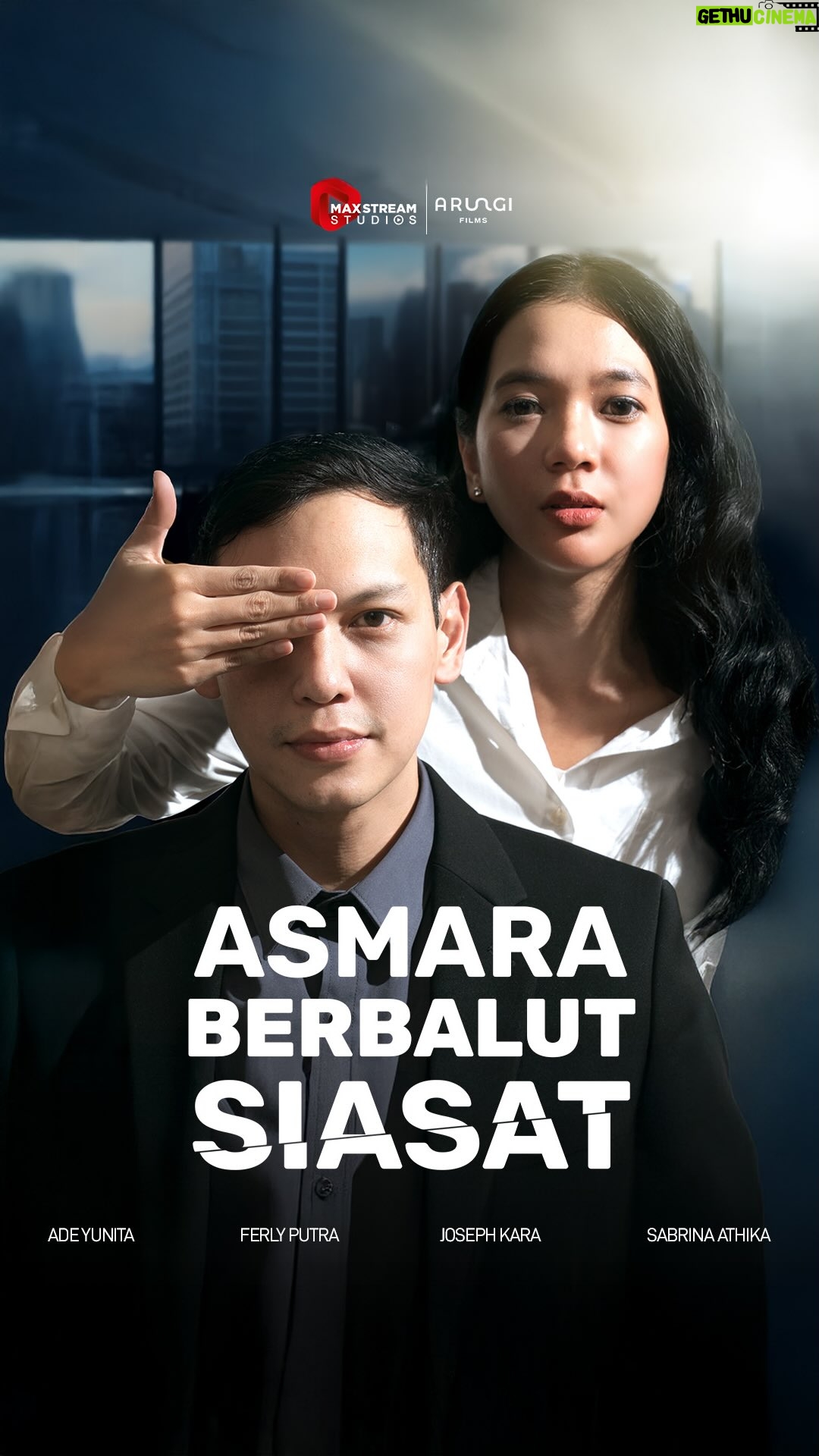 Ade Yunita - 357 Likes - Kebenaran tidak pernah datang tanpa harga. Bianka hanya belum tahu seberapa besar yang harus ia
bayar. Ada nama yang ingin ia runtuhkan, namun ada hati yang tak ingin ia lukai.

Tonton ‘Asmara Berbalut Siasat’ untuk menyaksikan pilihan Bianka. Tayang mulai tanggal 21 November
2025. Hanya di MyTelkomsel.