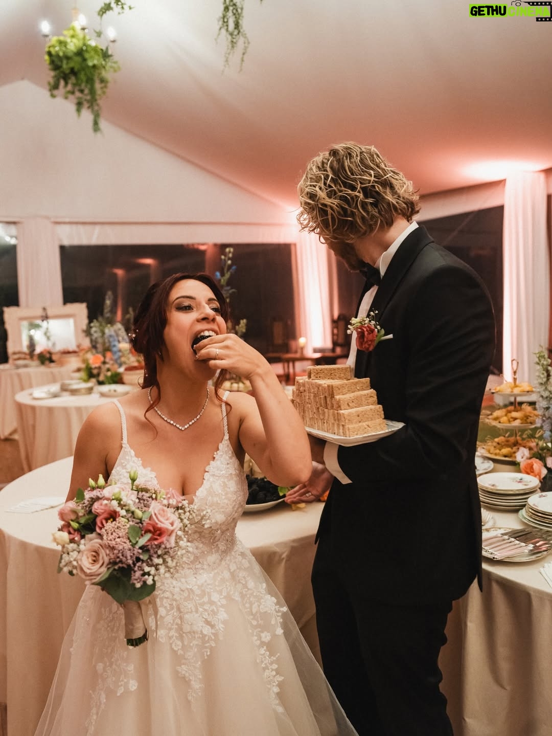 Adeline Chetail - 117.2K Likes - Dump de mariage 💍

Merci à tout ceux qui nous ont accompagné durant cet événement exceptionnel et magique 🫶🏻

Le magnifique buffet c’est @tableauxparis 
Les cosplayers que vous voyez sont @cinderys_art / @hyliana_cosplay / @bahamutcosplay / @billy.the.kiss 
 
Encore merci infiniment à vous tous pour l’amour que vous nous avez envoyé, on a été tellement ému de voir à quel point vous vous sentiez concerné, finalement notre mariage a eu beaucoup plus d’invités que prévu, car d’une certaine manière, vous étiez la vous aussi ❤️

Photographe : @mondo__wedding