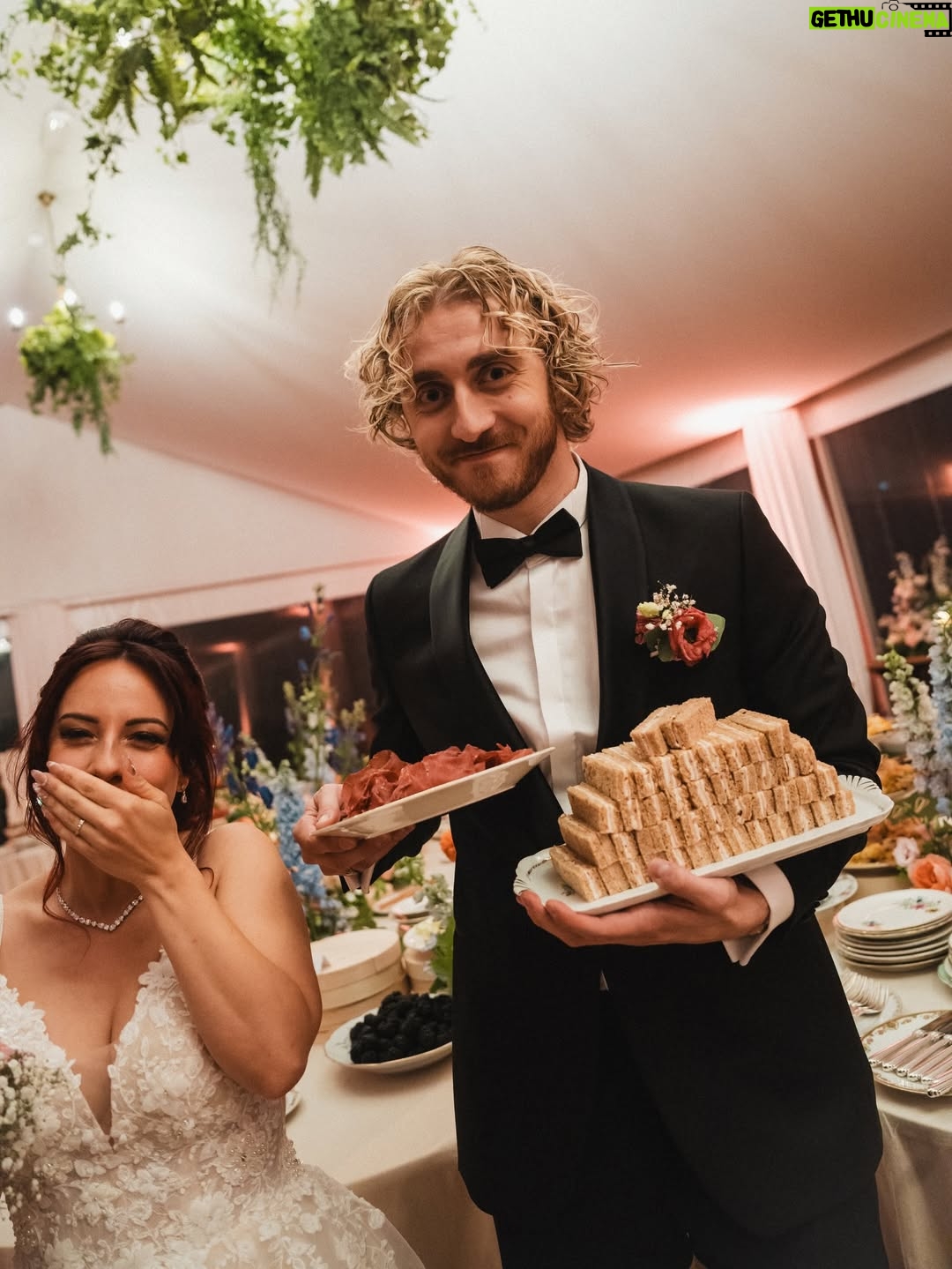 Adeline Chetail - 117.2K Likes - Dump de mariage 💍

Merci à tout ceux qui nous ont accompagné durant cet événement exceptionnel et magique 🫶🏻

Le magnifique buffet c’est @tableauxparis 
Les cosplayers que vous voyez sont @cinderys_art / @hyliana_cosplay / @bahamutcosplay / @billy.the.kiss 
 
Encore merci infiniment à vous tous pour l’amour que vous nous avez envoyé, on a été tellement ému de voir à quel point vous vous sentiez concerné, finalement notre mariage a eu beaucoup plus d’invités que prévu, car d’une certaine manière, vous étiez la vous aussi ❤️

Photographe : @mondo__wedding