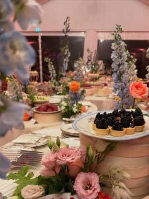 Adeline Chetail Instagram - Dump de mariage 💍

Merci à tout ceux qui nous ont accompagné durant cet événement exceptionnel et magique 🫶🏻

Le magnifique buffet c’est @tableauxparis 
Les cosplayers que vous voyez sont @cinderys_art / @hyliana_cosplay / @bahamutcosplay / @billy.the.kiss 
 
Encore merci infiniment à vous tous pour l’amour que vous nous avez envoyé, on a été tellement ému de voir à quel point vous vous sentiez concerné, finalement notre mariage a eu beaucoup plus d’invités que prévu, car d’une certaine manière, vous étiez la vous aussi ❤️

Photographe : @mondo__wedding