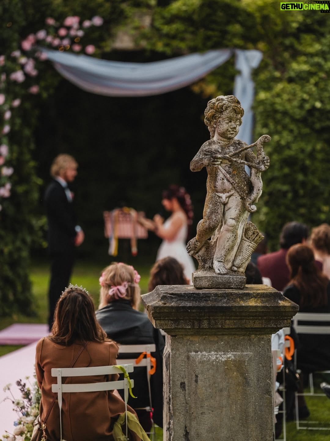 Adeline Chetail - 117.2K Likes - Dump de mariage 💍

Merci à tout ceux qui nous ont accompagné durant cet événement exceptionnel et magique 🫶🏻

Le magnifique buffet c’est @tableauxparis 
Les cosplayers que vous voyez sont @cinderys_art / @hyliana_cosplay / @bahamutcosplay / @billy.the.kiss 
 
Encore merci infiniment à vous tous pour l’amour que vous nous avez envoyé, on a été tellement ému de voir à quel point vous vous sentiez concerné, finalement notre mariage a eu beaucoup plus d’invités que prévu, car d’une certaine manière, vous étiez la vous aussi ❤️

Photographe : @mondo__wedding