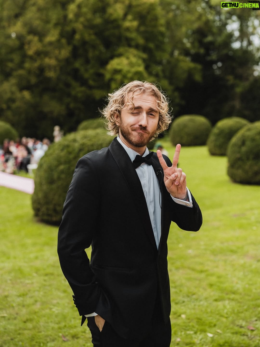Adeline Chetail - 117.2K Likes - Dump de mariage 💍

Merci à tout ceux qui nous ont accompagné durant cet événement exceptionnel et magique 🫶🏻

Le magnifique buffet c’est @tableauxparis 
Les cosplayers que vous voyez sont @cinderys_art / @hyliana_cosplay / @bahamutcosplay / @billy.the.kiss 
 
Encore merci infiniment à vous tous pour l’amour que vous nous avez envoyé, on a été tellement ému de voir à quel point vous vous sentiez concerné, finalement notre mariage a eu beaucoup plus d’invités que prévu, car d’une certaine manière, vous étiez la vous aussi ❤️

Photographe : @mondo__wedding