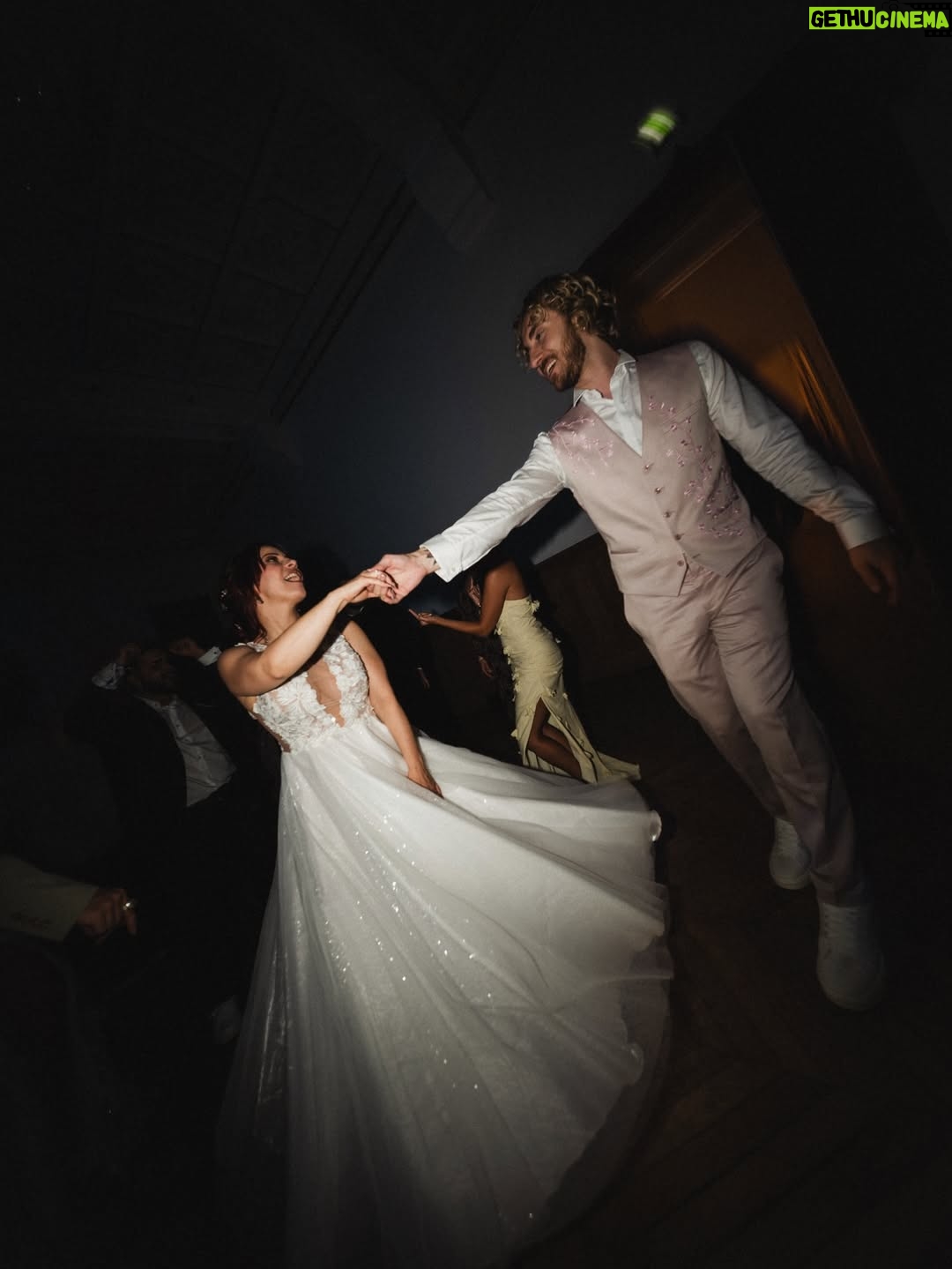 Adeline Chetail - 117.2K Likes - Dump de mariage 💍

Merci à tout ceux qui nous ont accompagné durant cet événement exceptionnel et magique 🫶🏻

Le magnifique buffet c’est @tableauxparis 
Les cosplayers que vous voyez sont @cinderys_art / @hyliana_cosplay / @bahamutcosplay / @billy.the.kiss 
 
Encore merci infiniment à vous tous pour l’amour que vous nous avez envoyé, on a été tellement ému de voir à quel point vous vous sentiez concerné, finalement notre mariage a eu beaucoup plus d’invités que prévu, car d’une certaine manière, vous étiez la vous aussi ❤️

Photographe : @mondo__wedding