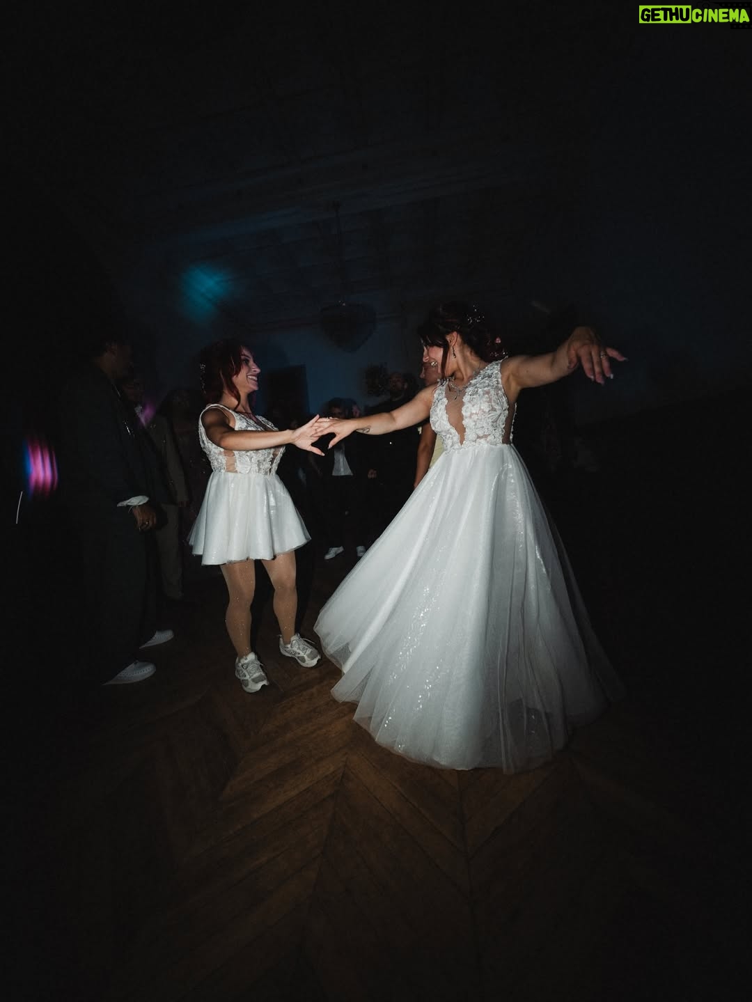 Adeline Chetail - 117.2K Likes - Dump de mariage 💍

Merci à tout ceux qui nous ont accompagné durant cet événement exceptionnel et magique 🫶🏻

Le magnifique buffet c’est @tableauxparis 
Les cosplayers que vous voyez sont @cinderys_art / @hyliana_cosplay / @bahamutcosplay / @billy.the.kiss 
 
Encore merci infiniment à vous tous pour l’amour que vous nous avez envoyé, on a été tellement ému de voir à quel point vous vous sentiez concerné, finalement notre mariage a eu beaucoup plus d’invités que prévu, car d’une certaine manière, vous étiez la vous aussi ❤️

Photographe : @mondo__wedding