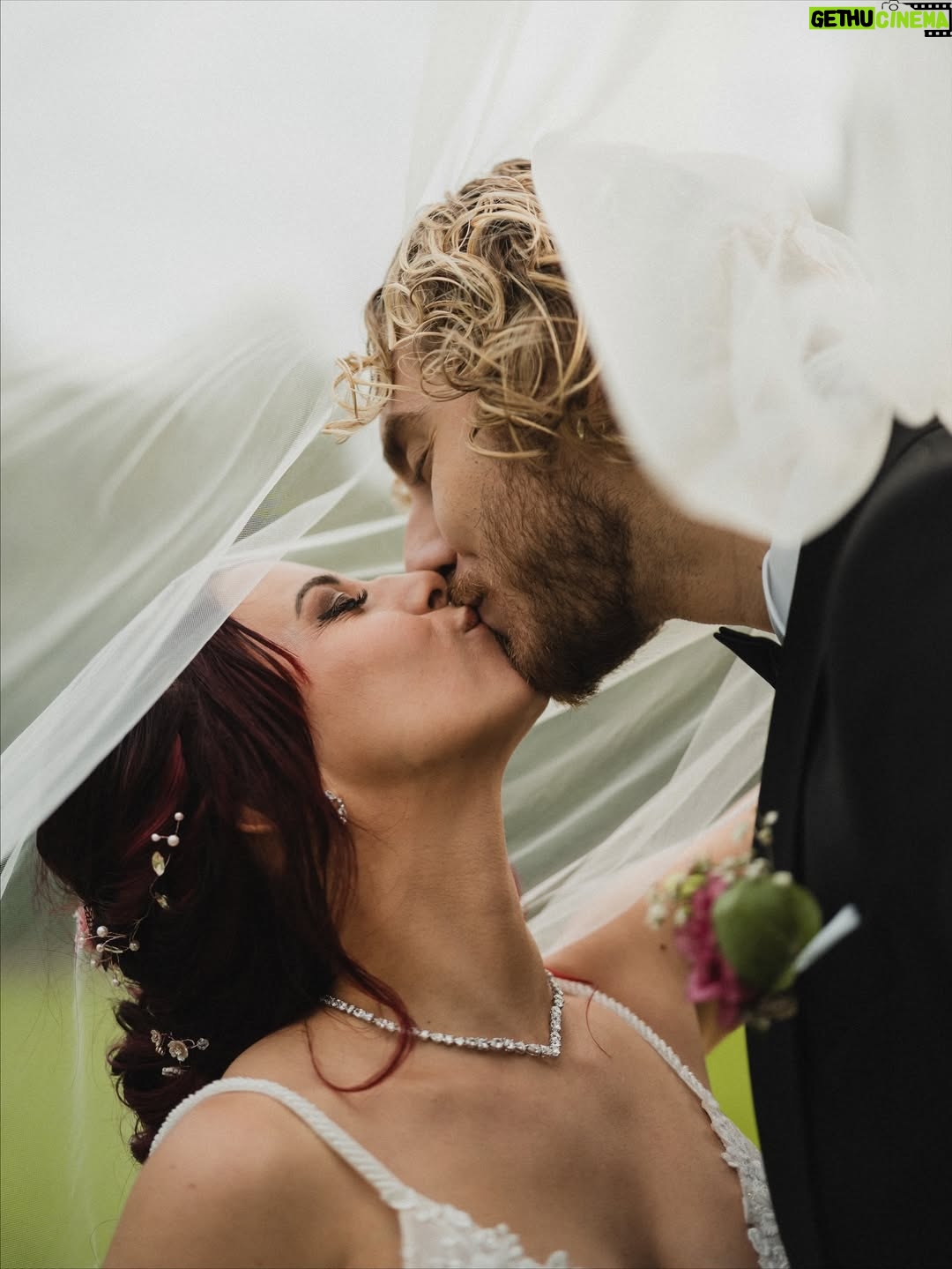 Adeline Chetail - 262.5K Likes - Le jour le plus important de notre vie ❤️..

Photos : @mondo__wedding