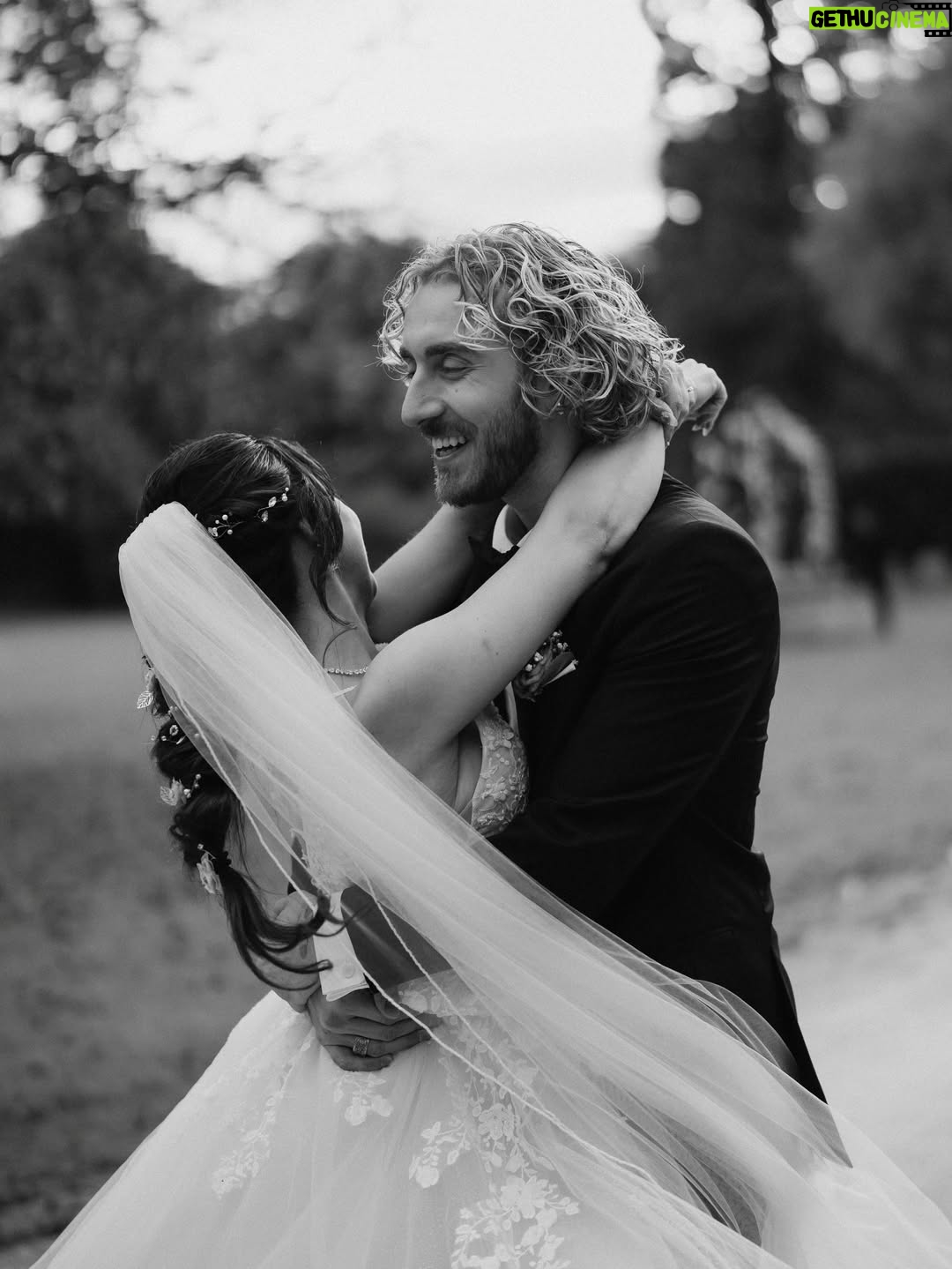 Adeline Chetail - 262.5K Likes - Le jour le plus important de notre vie ❤️..

Photos : @mondo__wedding