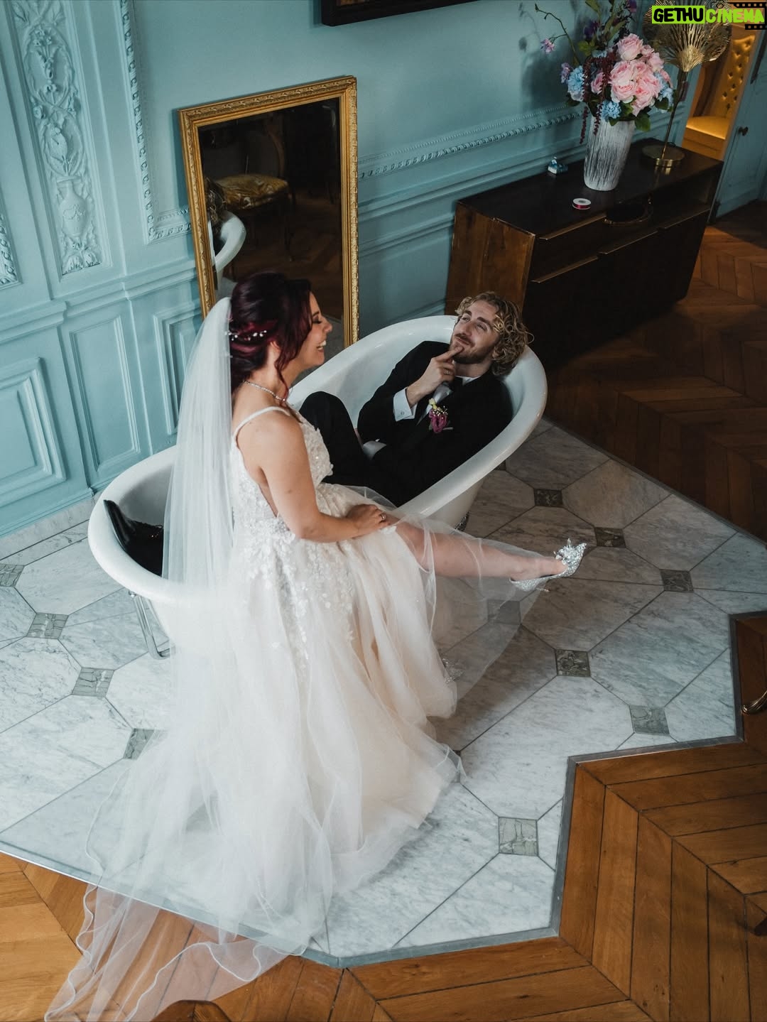 Adeline Chetail - 262.5K Likes - Le jour le plus important de notre vie ❤️..

Photos : @mondo__wedding