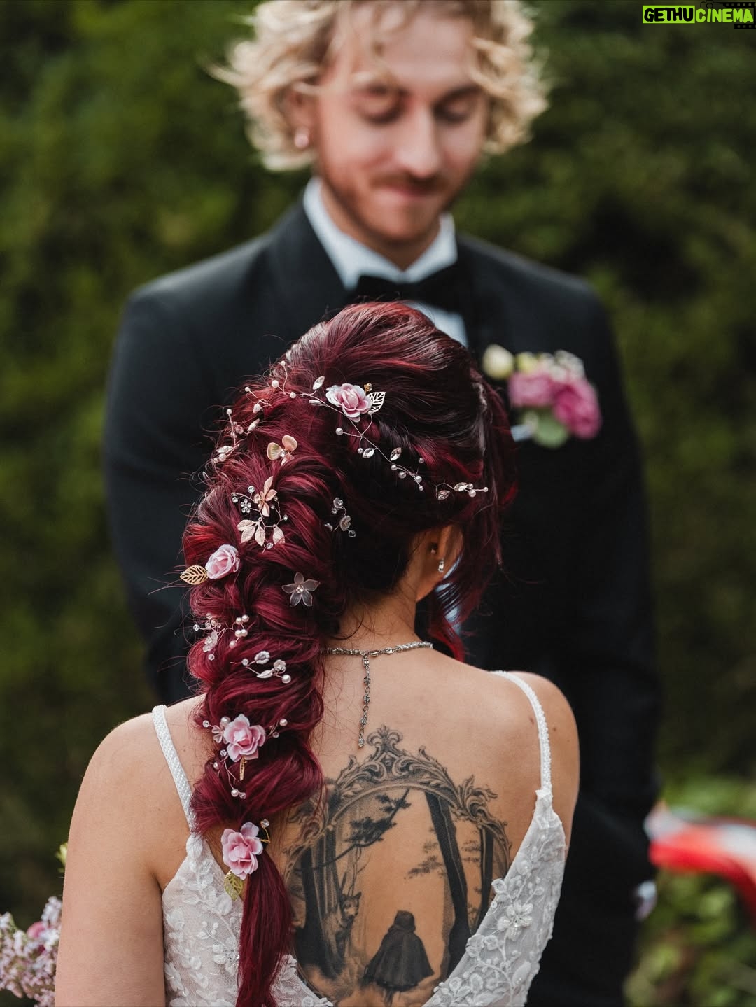 Adeline Chetail - 262.5K Likes - Le jour le plus important de notre vie ❤️..

Photos : @mondo__wedding