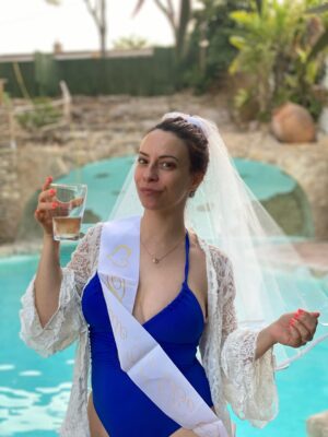 Adeline Chetail Instagram - Mon EVJF en Espagne ! 💃🏻 

J’ai invité 10 femmes de ma vie à voyager, boire, manger et rire avec moi dans une ville qui me tenait à cœur, Valencia. 

La villa Cinderella : une belle introduction pour mon mariage de conte de fées ✨

Il nous est arrivé tellement de péripéties ! Un jour je vous raconterais 🫣

Rendez-vous le 23 Novembre sur la chaîne de Sora pour la vidéo de notre mariage !